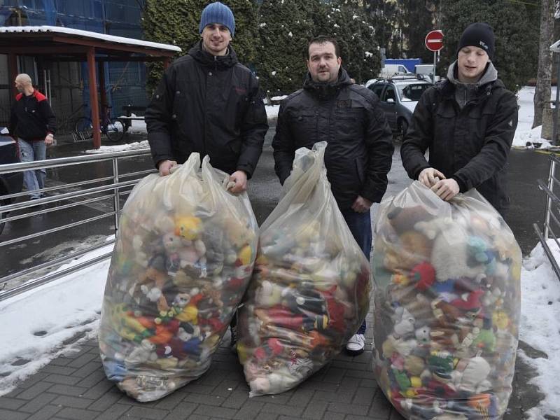 Přerovští hokejisté Jakub Ferenc, Martin Vojtek a Matěj Blinka se sbírkou plyšáků