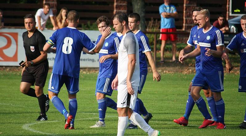 Fotbalisté Všechovic (v modrém) proti Holici.