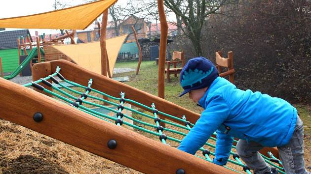 Hřiště U Kníraté hrušky u mateřské školy v Hustopečích nad Bečvou