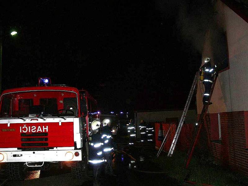 Hustopečští hasiči zasahovali v polovině prázdnin u požáru rodinného domu v Porubě.