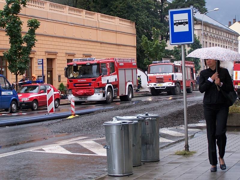 Komenského ulice v Přerově byla v pátek 7. září dopoledne kvůli destrukci parovodního potrubí neprůjezdná. Na místě zasahovali hasiči z Přerova a Lipníka. 