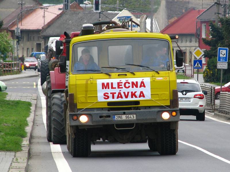 Zemědělci z kokorského družstva se připojili k protestu. Vyjeli s traktory s různou zemědělskou technikou a transparenty směrem na Olomouc.