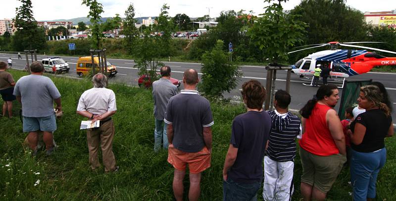 Osobní auto srazilo muže, který přebíhal čtyřproudou silnici mezi sídlištěm Hromůvka a Kauflandem.