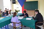 Maturity na hranickém gymnáziu byly zahájeny v pondělí 18.  května ráno, do lavic zasedli první studenti o půl deváté.