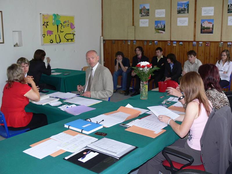 Maturity na hranickém gymnáziu byly zahájeny v pondělí 18.  května ráno, do lavic zasedli první studenti o půl deváté.