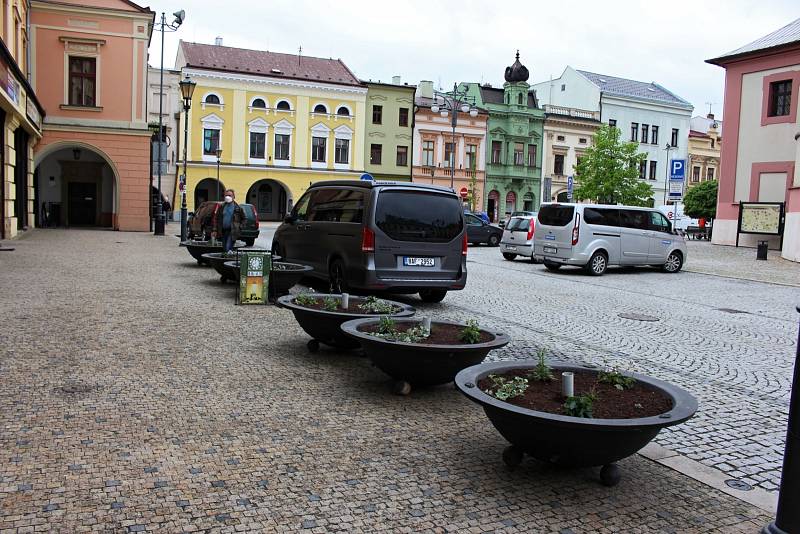 Květinová výzdoba na náměstí v Hranicích - květen 2021.