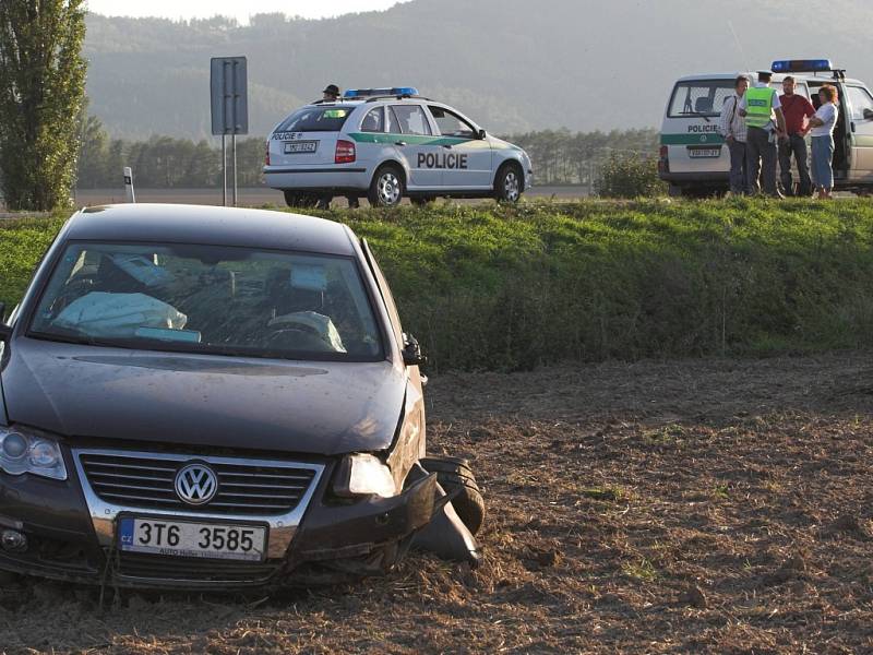 Příčinou hromadné nehody byl pravděpodobně mikrospánek. Volkswagen Passat nejdříve prolétl křovinami a pak skočil v poli.