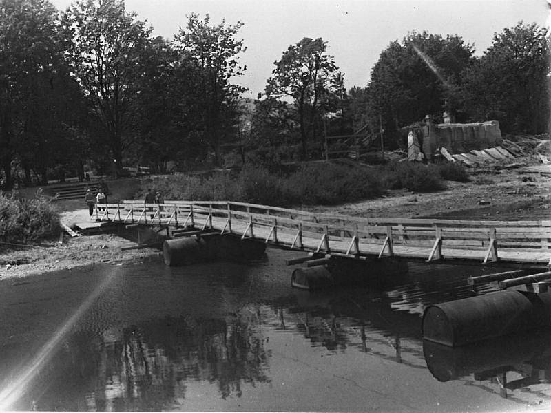 Most přes řeku Bečvu zničili Němci během bombardování v posledních hodinách války 7. května 1945. V násle­dujících dnech byl postaven provizorní most.