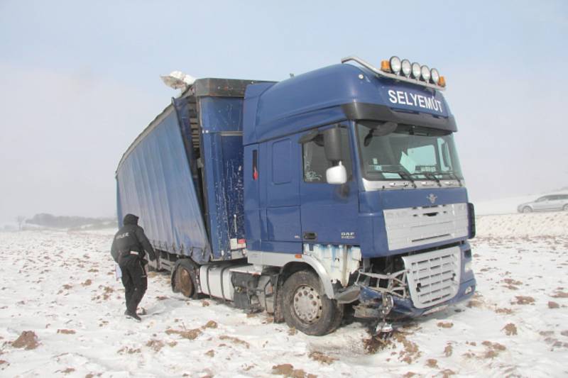 Nehoda kamionu mezi Miloticemi a Hranicemi