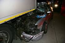 Náraz osobního auta do návěsu kamionu u Hranic skončil tragicky. 13. července 2023