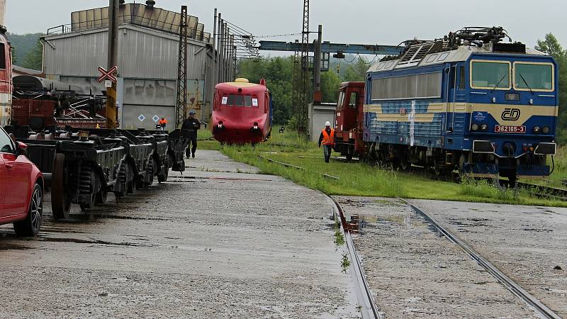 Slovenská strela se z Přerovských strojíren vrátila po kolejích 19. června 2020 do hranických dílen společnosti Českomoravská železniční opravna v novém višňově červeném kabátě a se starozlatou korunkou na střeše.