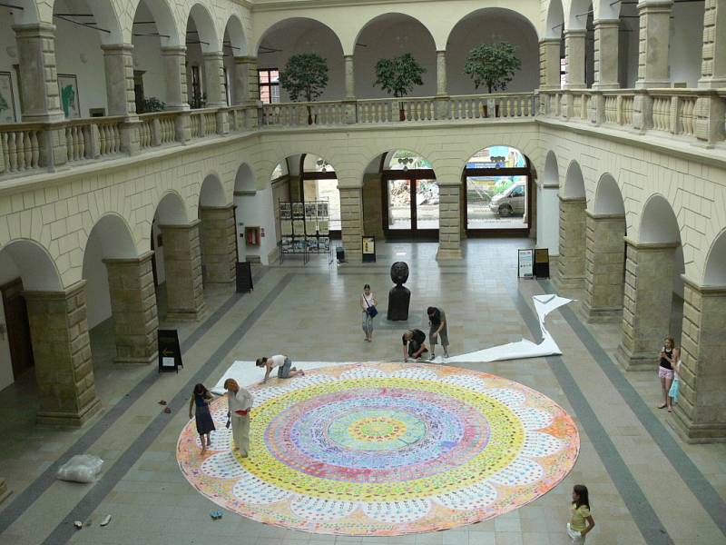 Hotová mandala zdobí dvoranu hranického zámku.