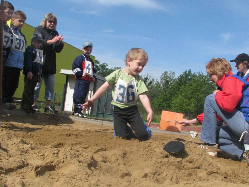 Za slunečného počasí vyrazili ve středu reprezentanti mateřinek z Hranic a okolí na olympiádu. Konala se jako tradičně na hřišti ZŠ Šromotovo.