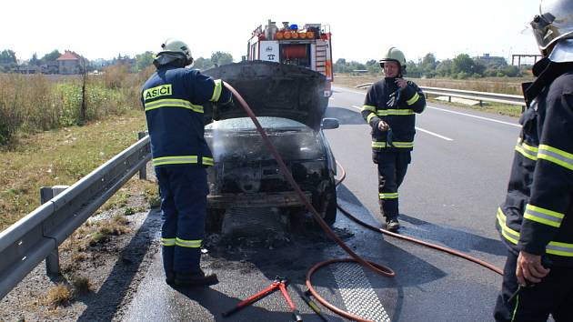 Požár vozu zlikvidovali hasiči během půl hodiny.