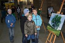 Výstava fotografií a prací dětí ze ZŠ Skalička s názvem „Dvacet pět let svobody u stromů“ ve dvoraně hranického zámku