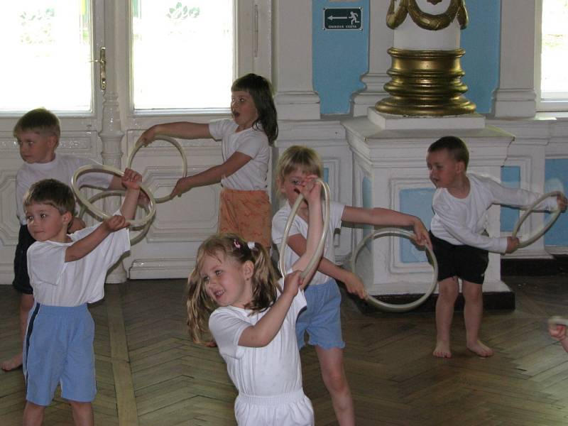Pásmo pohádek, písniček a tanečků pro maminky si ke dni matek připravily děti z hranické Mateřské školy Klíček.