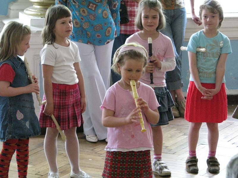 Pásmo pohádek, písniček a tanečků pro maminky si ke dni matek připravily děti z hranické Mateřské školy Klíček.