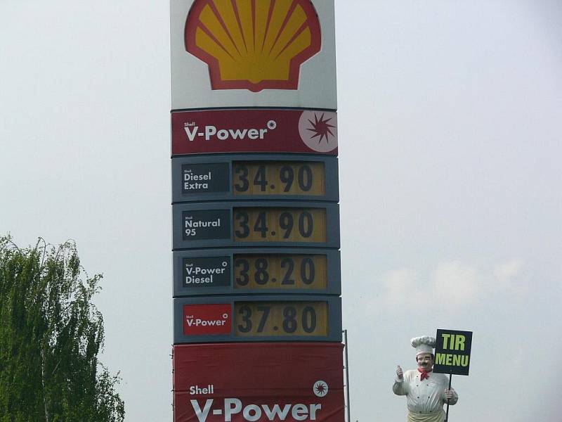 Cena na čerpací stanici Shell v Bělotínské ulici v Hranicích ke dni 27.4. 2011.