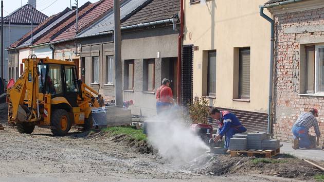 Oprava chodníků a vozovek v těchto dnech panuje v ulicích Hanusíkova, Čsl. legií a Dudíkova. 