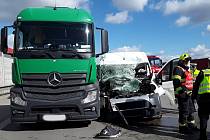 Na dálnici u Lipníku nad Bečvou se ve čtvrtek srazila dodávka a dvě nákladní auta.
