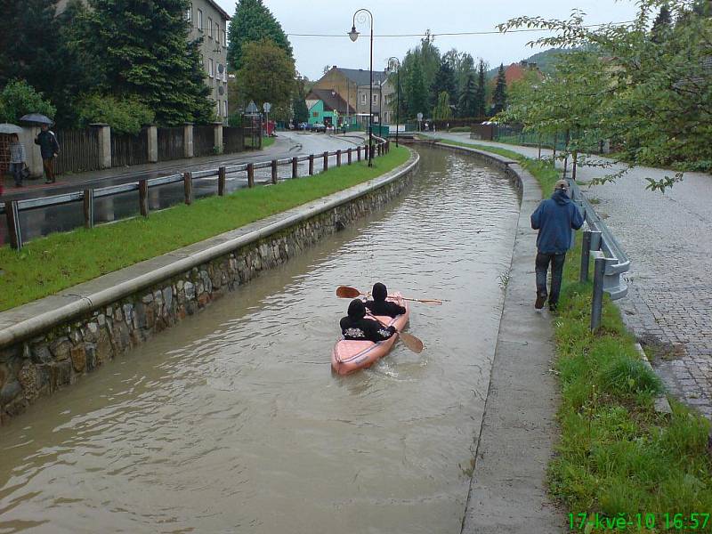 Povodně v Hranicích - Komenského ulice - potok Ludina  v pondělí 17. května