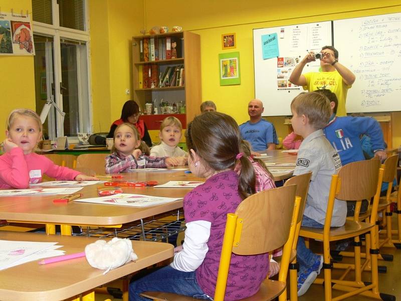 Děti předškolního věku se za doprovodu svých rodičů seznamují s budoucími učiteli