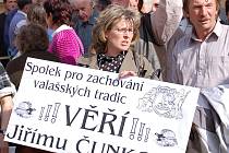 Stovky lidí přijely v pondělí 23. dubna do Přerova vyjádřit svou podporu Jiřímu Čunkovi.