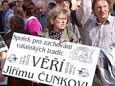 Stovky lidí přijely v pondělí 23. dubna do Přerova vyjádřit svou podporu Jiřímu Čunkovi.