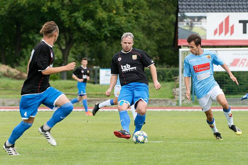 Fotbalisté SK Hranice (v modrém) proti 1. FCV Přerov.