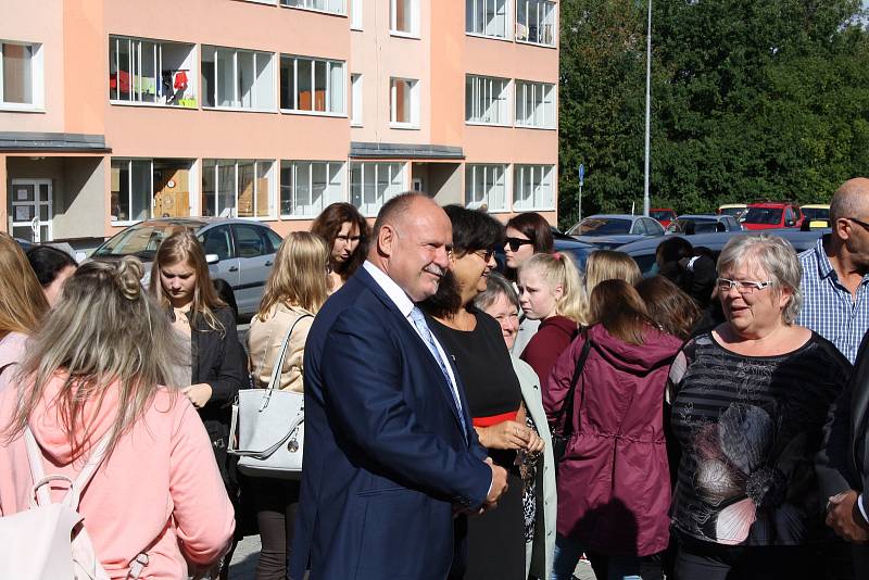 Střední zdravotnická škola v Hranicích byla v pondělí 4. září slavnostně otevřena v nové budově.