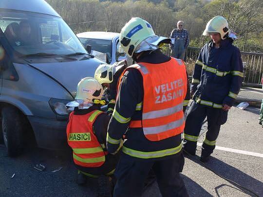 Srážka fabie s dodávkou na mostě přes Bečvu u Hranic