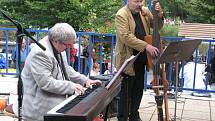 Příjemné jazzové melodie se v sobotu lázněmi v Teplicích nad Bečvou nesly díky olomouckého dixielandu HB Band.