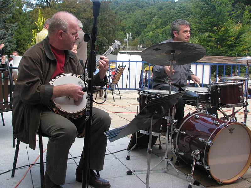 Příjemné jazzové melodie se v sobotu lázněmi v Teplicích nad Bečvou nesly díky olomouckého dixielandu HB Band.