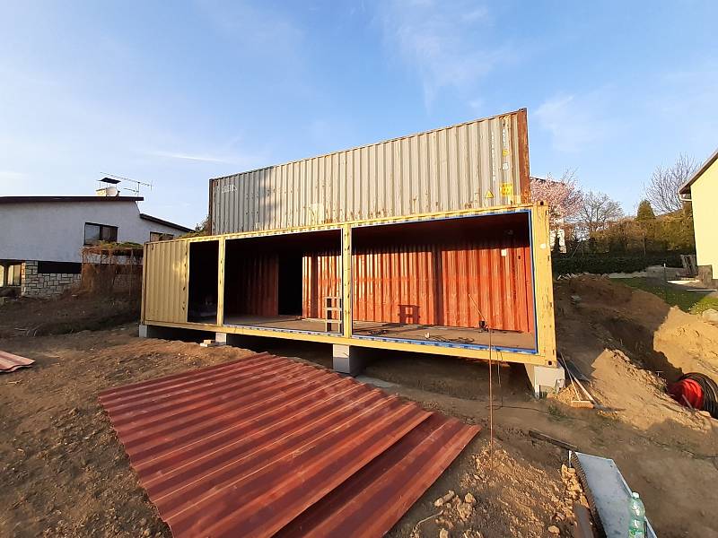 Letecký inženýr Marek Popálený z Olomouce začal se stavbou svého rodinného domu v Hranicích z lodních přepravních kontejnerů v dubnu 2020.