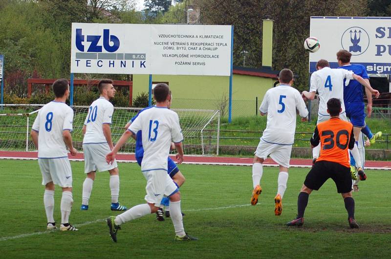 Fotbalisté Hranic (v pruhovaném) v domácím utkání s Přerovem (6:2).