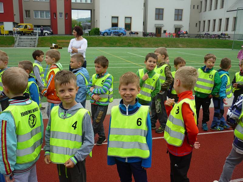 Děti z mateřských škol z Hranic a okolí poměřily své síly v již tradičním atletickém přeboru.
