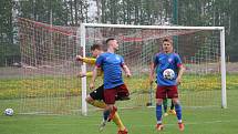 Strhující derby olomouckého krajského přeboru mezi fotbalisty Ústí (ve žlutém) a FC Želatovice.