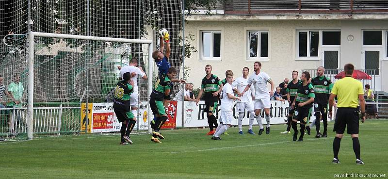 Fotbalisté Všechovic (v bílém) venku proti Bzenci