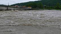 Na řece Bečvě v Hranicích je vyhlášen třetí povodňový stupeň. Takhle vypadala hranická Bečva v pondělí 17. května v 8.30 hodin ráno.