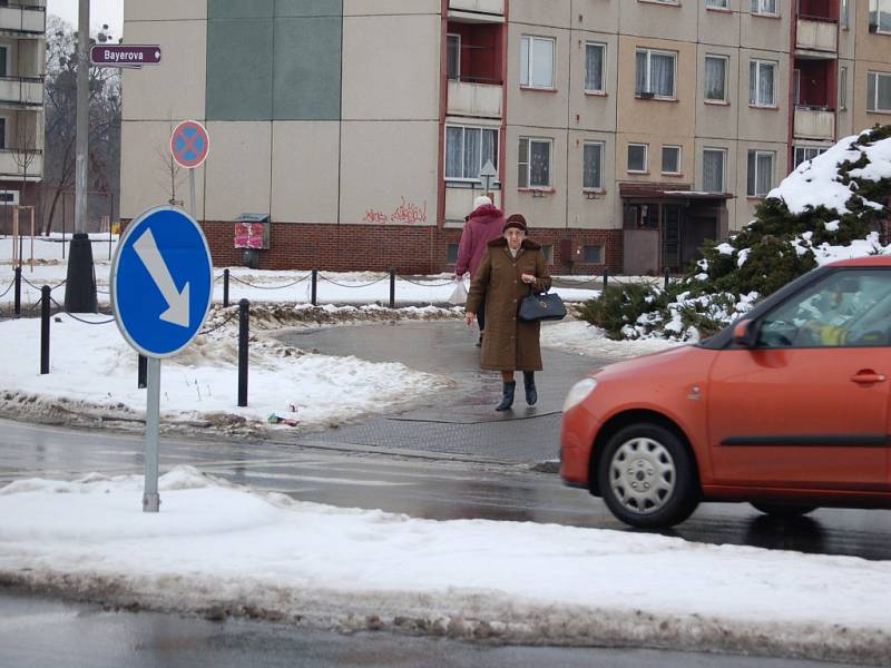 Chodcům ve městě jde na některých frekvetovaných místech takřka o život. Někteří řidiči přiznávají, že zastavují jen mladým slečnám.