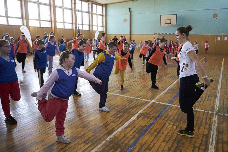 ZŠ a MŠ Soběchleby dostala trénink s českými olympioničkami Šárkou Kašpárkovou a Ivetou Vacenovskou jako odměnu za svou aktivitu v projektu Sazka Olympijský víceboj