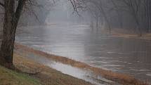 V Tovačově se Bečva vylila z břehů a ve městě zasedla povodňová komise. Podle zástupců Povodí Moravy ale hladiny řek během celého pátečního odpoledne postupně klesaly.