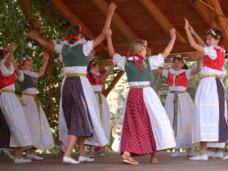 Na folklorní prehlídce mohli návštěvníci obdivovat nejen umění tanečníků, ale také bohatost krojů.