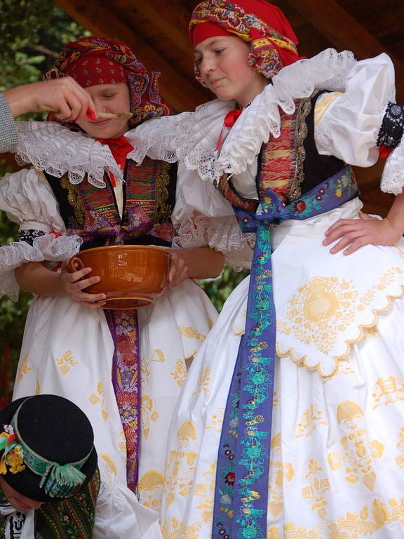 Na folklorní prehlídce mohli návštěvníci obdivovat nejen umění tanečníků, ale také bohatost krojů.