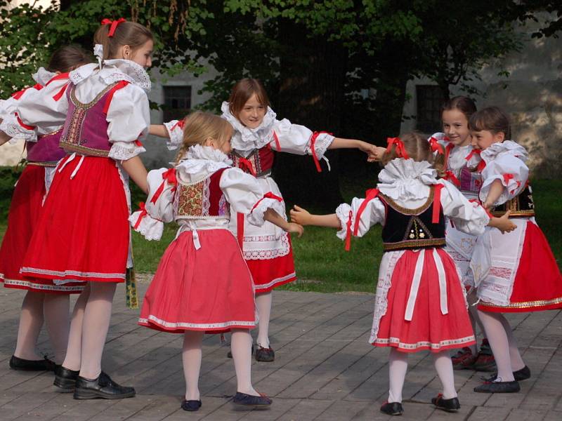 Na folklorní prehlídce mohli návštěvníci obdivovat nejen umění tanečníků, ale také bohatost krojů.