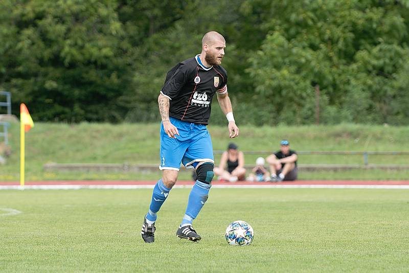 Fotbalisté SK Hranice (v modrém) proti 1. FCV Přerov.