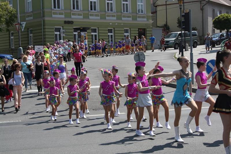 Průvod mažoretek Hranicemi