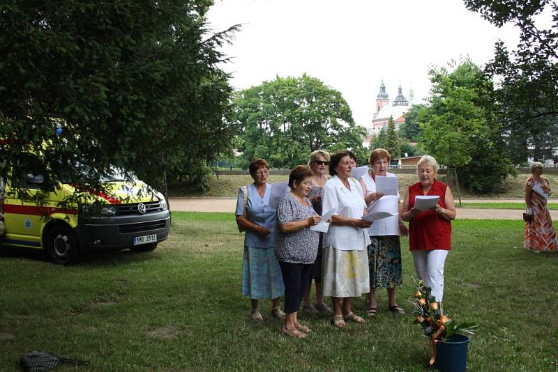 Významný den si připomněli obyvatelé Hranic v Sadech československých legií. Na šedesát lidí zde uctilo pamatáku mistra Jana Husa, od jehož upálení uplynulo v pondělí 6. července šest set let. 