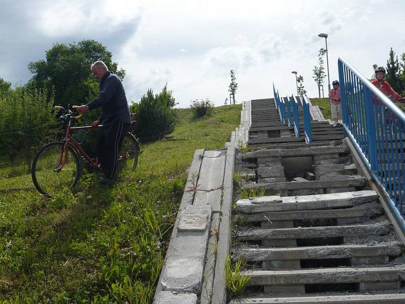 K průmyslovému areálu bývalého Philipsu vede něco, co už se ani schodištěm nazvat nedá.