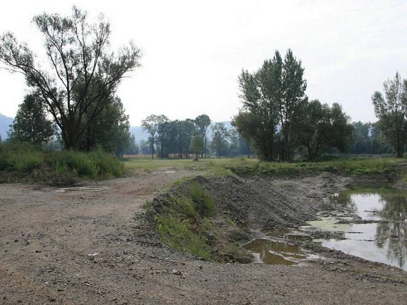 Zloděj odtěžil písek ve vojenském výcvikovém prostoru v Lipníku nad Bečvou v hodnotě asi 60 milionu korun. Způsobil tím velký ekologický problém, kteří odborníci ohodnotili až na 700 milionů korun. 